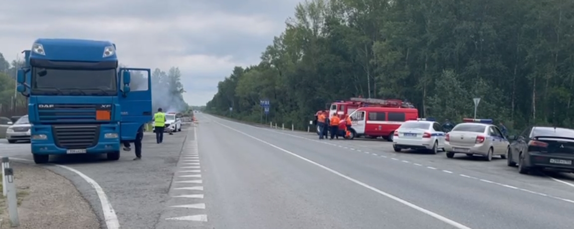 Под Новосибирском в ДТП с «Тойотой» перевернулась фура с химикатами