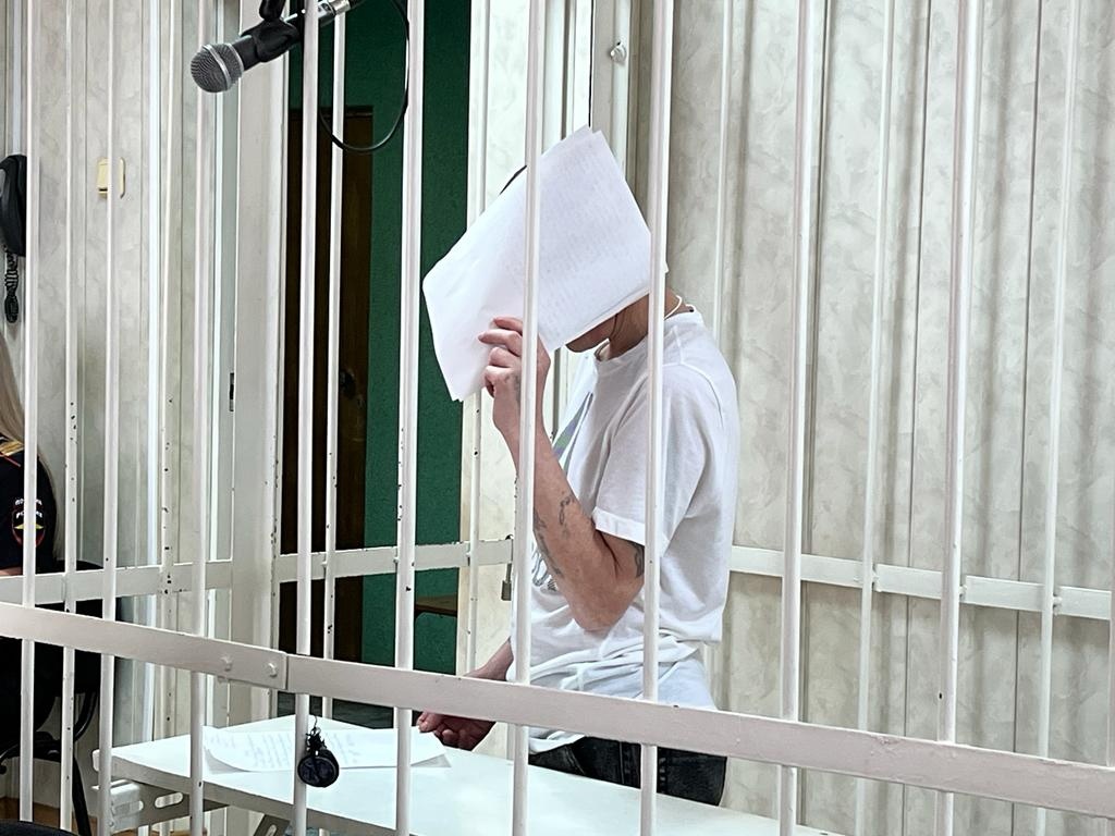 В Новосибирске начался суд над мужчиной, напавшим с ножом на школьника