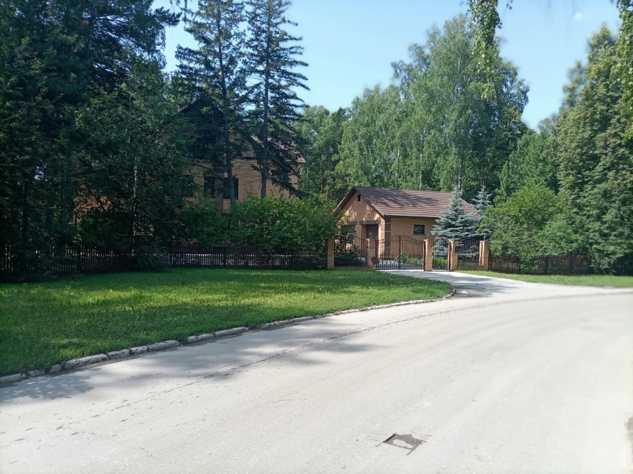 Из-за утиного пруда Академгородка рушится дорога у коттеджа Асеева