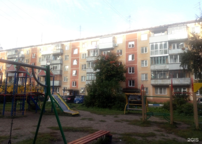 В Новосибирске ребёнок провалился в яму на детской площадке и сломал