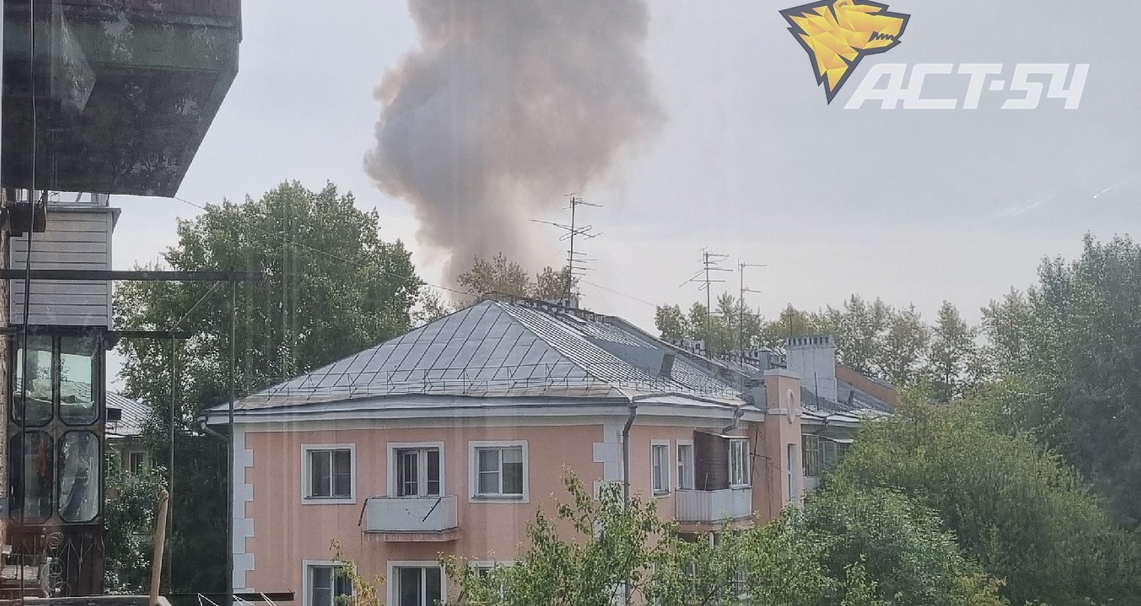 В Новосибирске горел контейнер с пиротехникой на улице Королёва