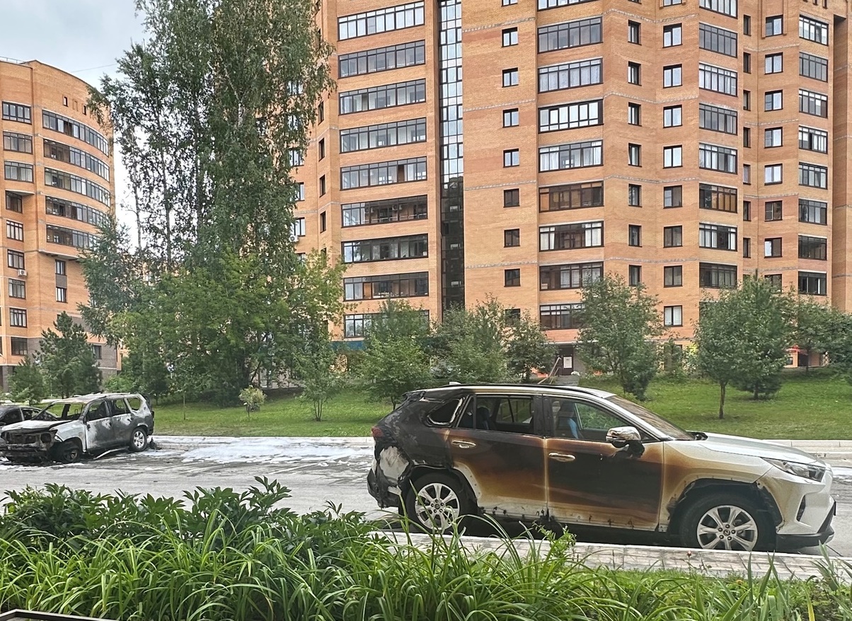 В Академгородке сгорел внедорожник Toyota Land Cruiser