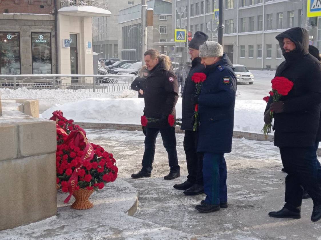 Новосибирцы возложили цветы к бюсту Покрышкина в День Героев Отечества
