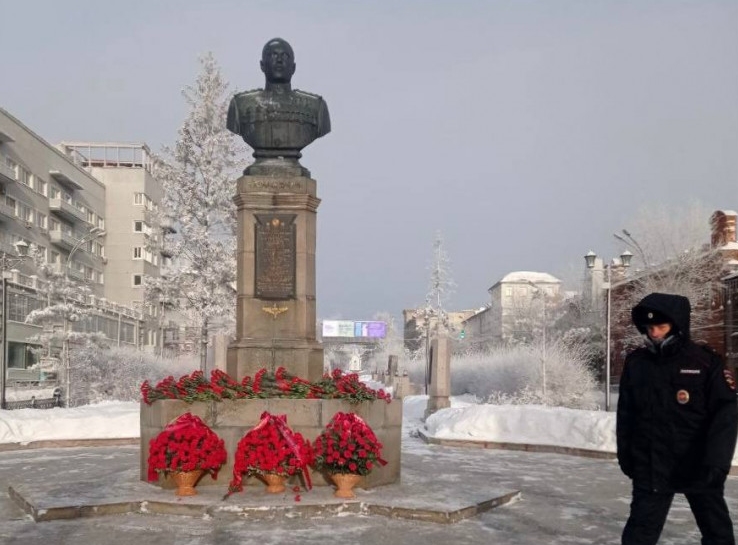Новосибирцы возложили цветы к бюсту Покрышкина в День Героев Отечества