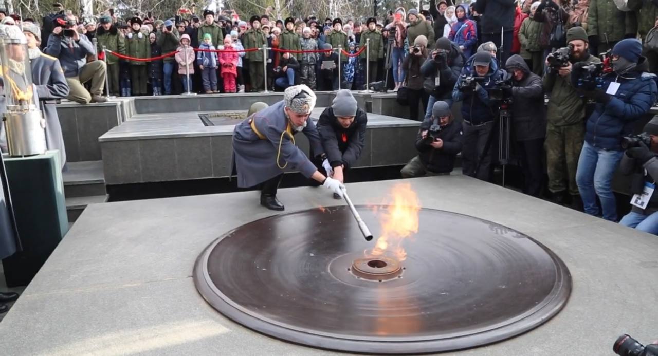 Сотни новосибирцев почтили память защитников Ленинграда на «Монументе