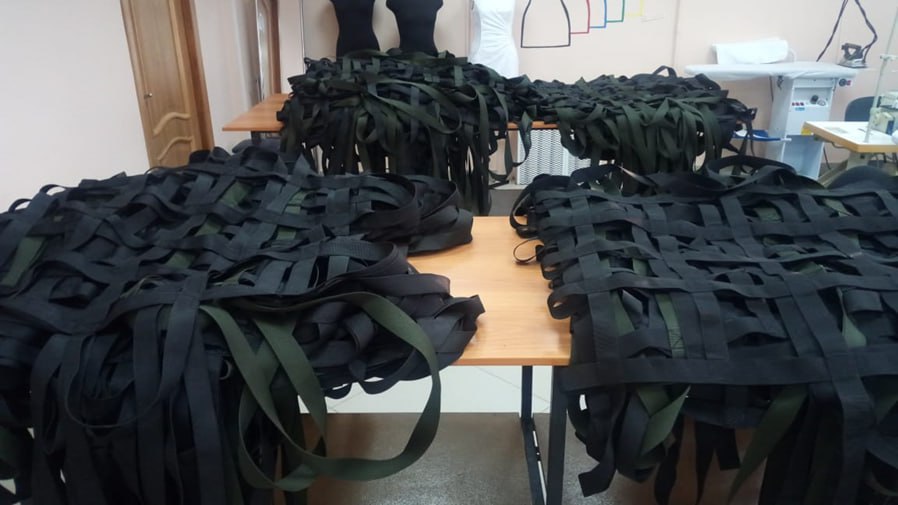 Студенты новосибирского колледжа шьют обмундирование бойцам СВО