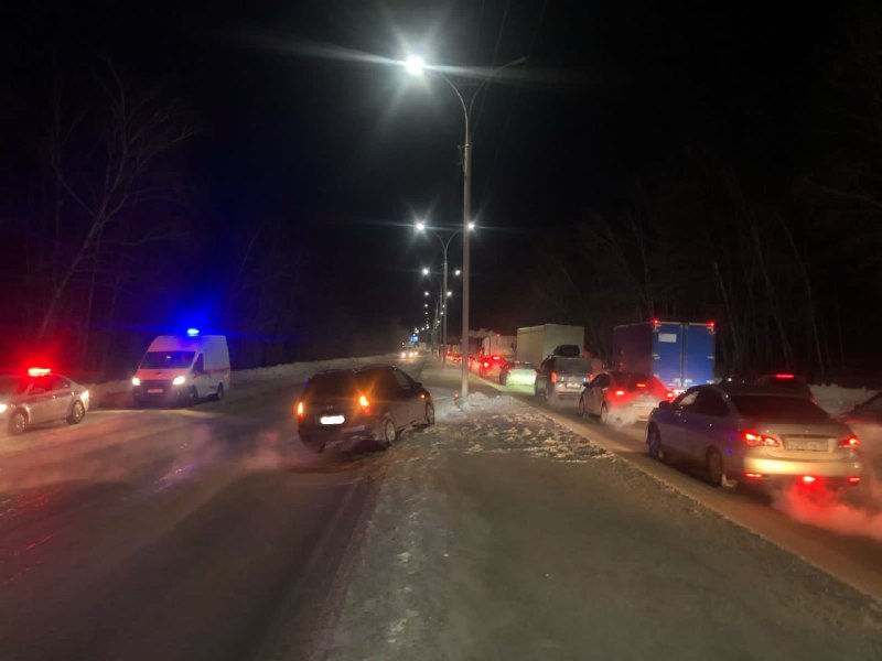 У Академгородка водитель «Мазды» врезался в столб на Бердском шоссе
