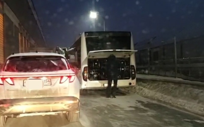 Поломка автобуса на дамбе Новосибирской ГЭС стала причиной пробки на