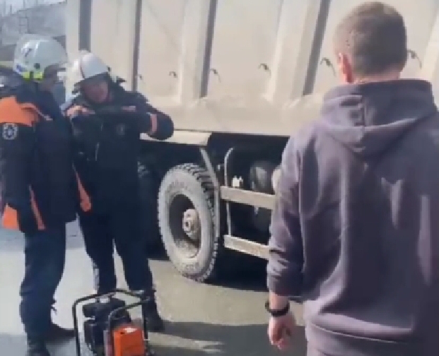 В Новосибирске грузовик наехал на электровелосипедиста