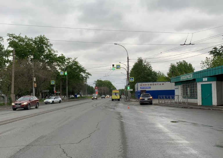 В Новосибирске водитель сбил женщину на остановке и скрылся