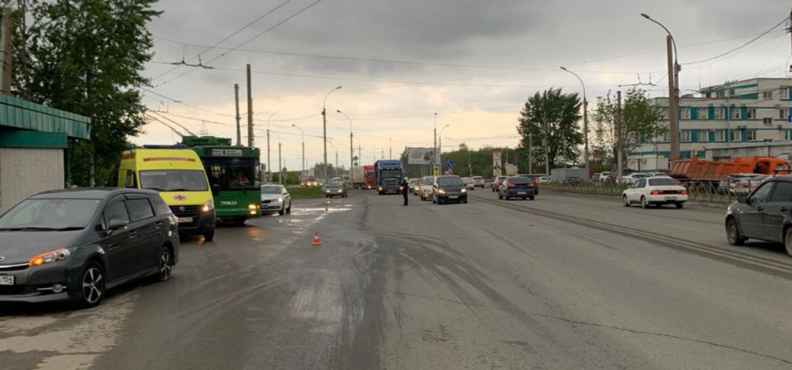 В Новосибирске водитель сбил женщину на остановке и скрылся