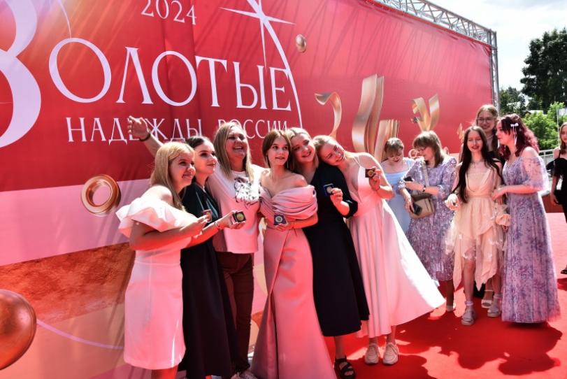 Губернатор поздравил новосибирских выпускников-медалистов с успешным