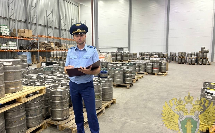 Силовики накрыли в Новосибирске склад нелегального алкоголя