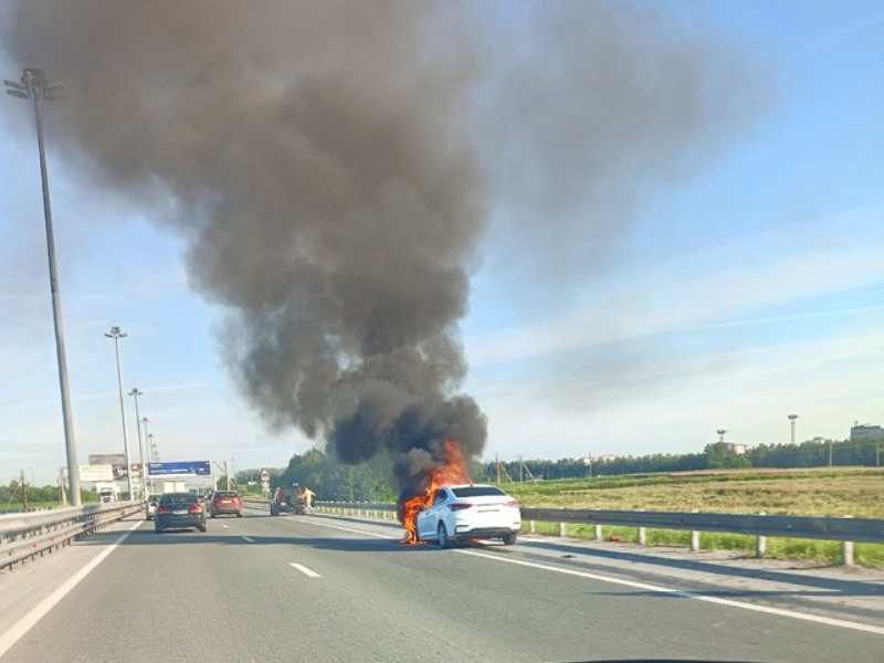 В Новосибирске на Советском шоссе загорелся автомобиль