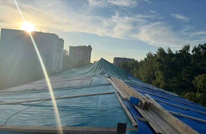 Прокуратура контролирует ремонт кровли затопленного дома на Ильича