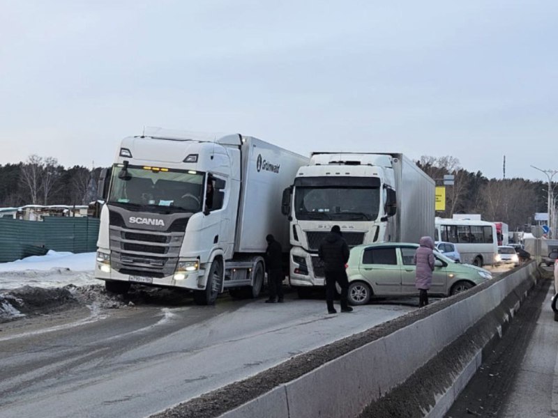 Крупная авария произошла на Бердском шоссе в районе Нижней Ельцовки