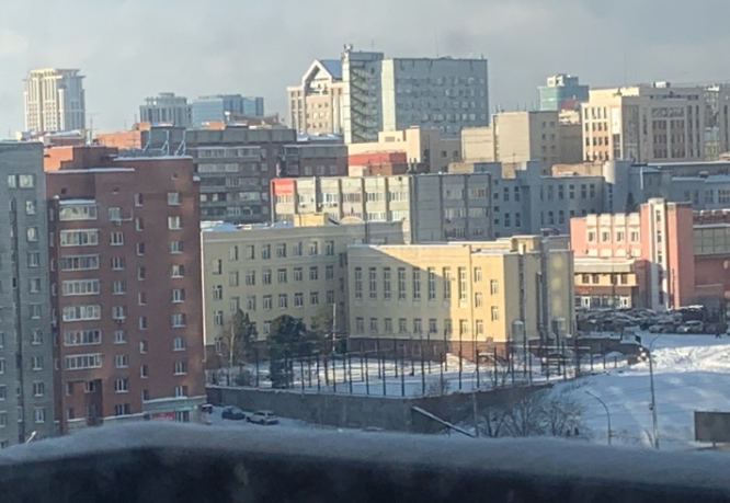 В Новосибирске треснула подпорная стена спортплощадки лицея №12
