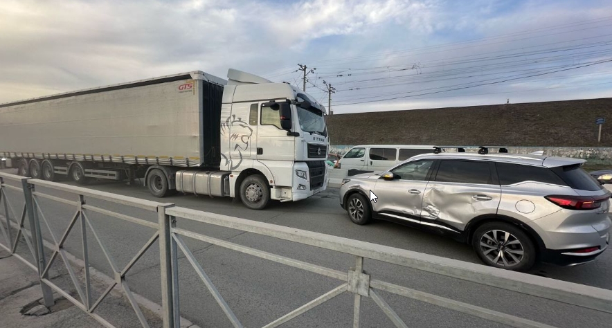 В Нижней Ельцовке школьница пострадала в аварии Chery с грузовиком