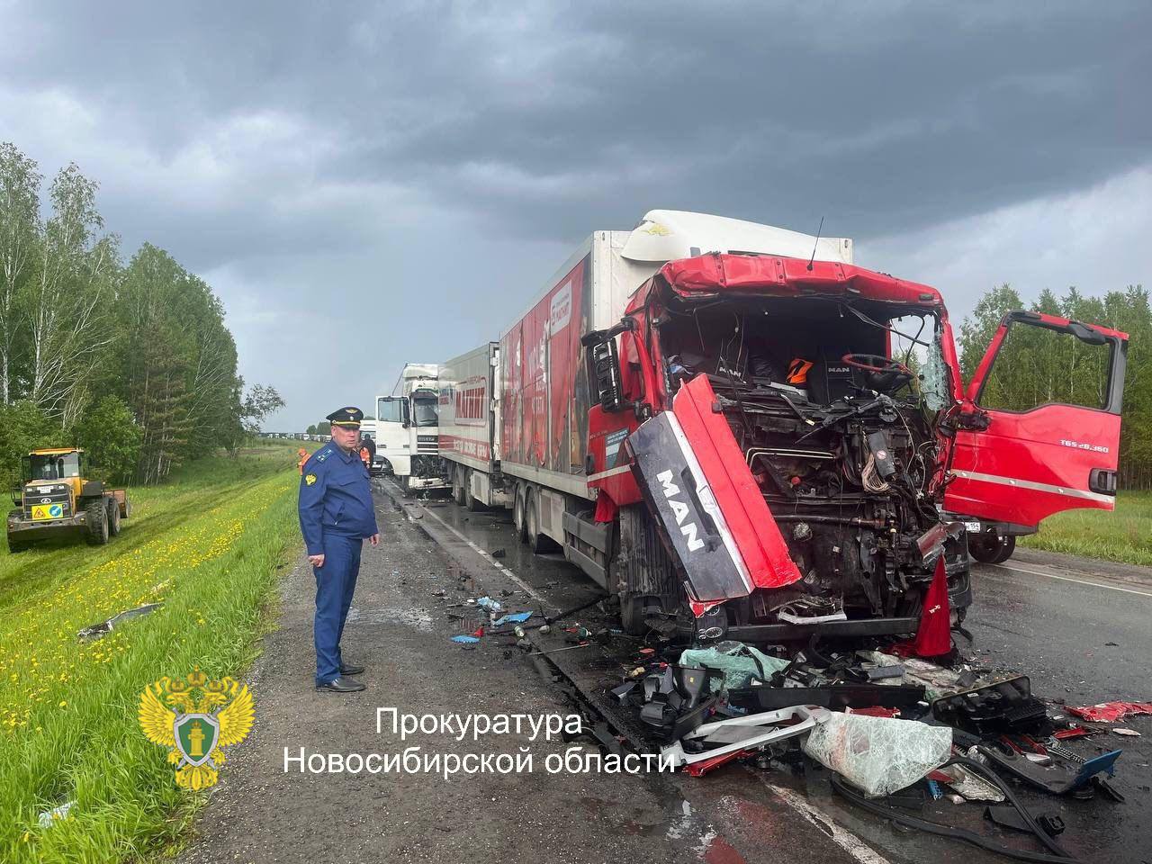Под Новосибирском в массовой аварии с автобусом пострадали 5 человек