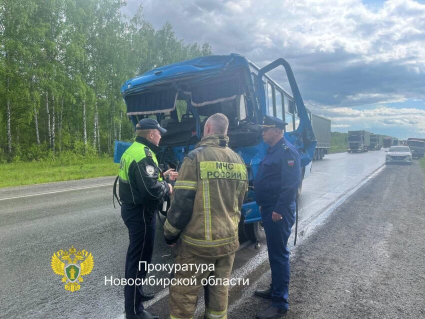 Под Новосибирском в массовой аварии с автобусом пострадали 5 человек