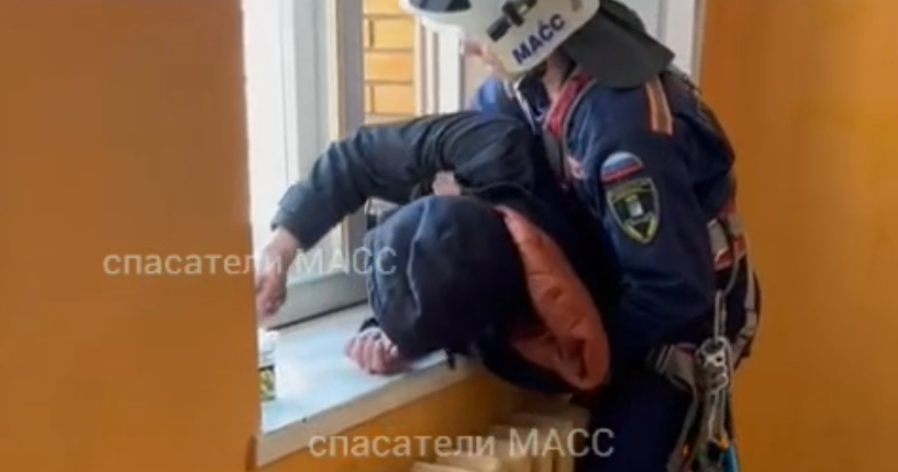 Спасатели удержали новосибирца от падения с 8 этажа
