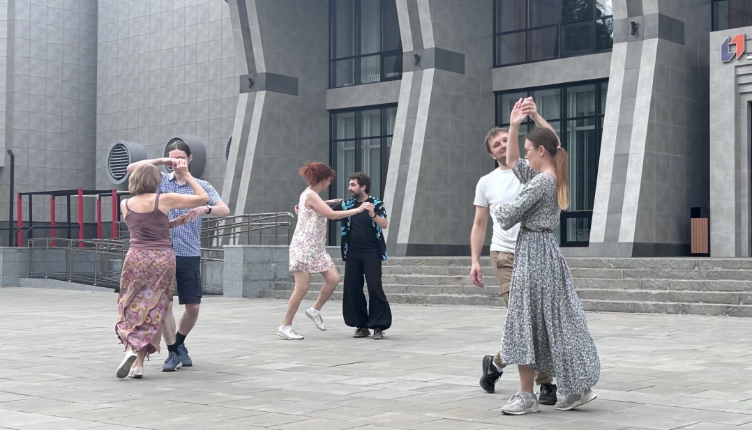 Танцы под открытым небом: как в Академгородке поддерживают традиции