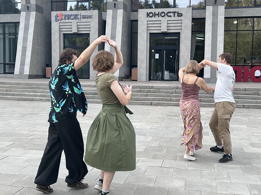 Танцы под открытым небом: как в Академгородке поддерживают традиции