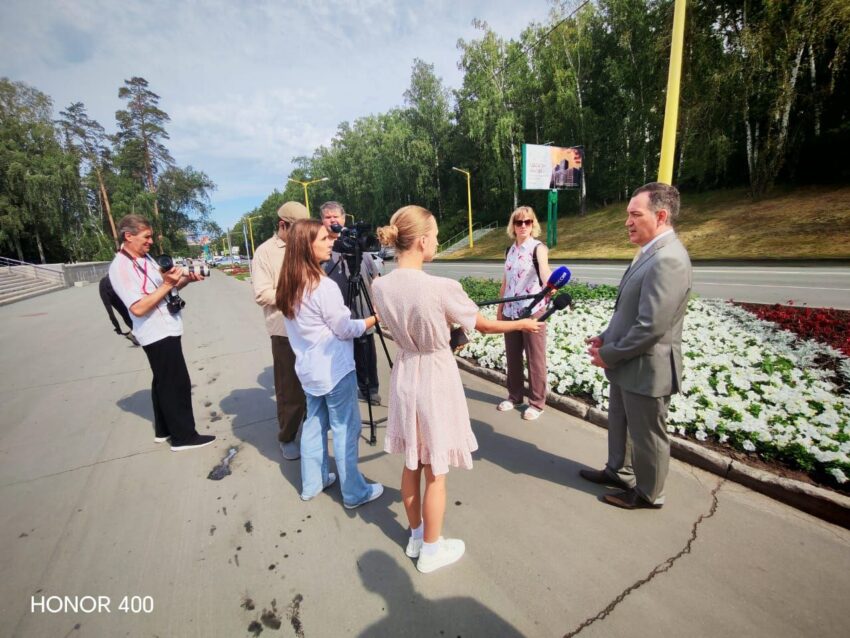 На улице Ильича в Академгородке завершается обустройство газонов
