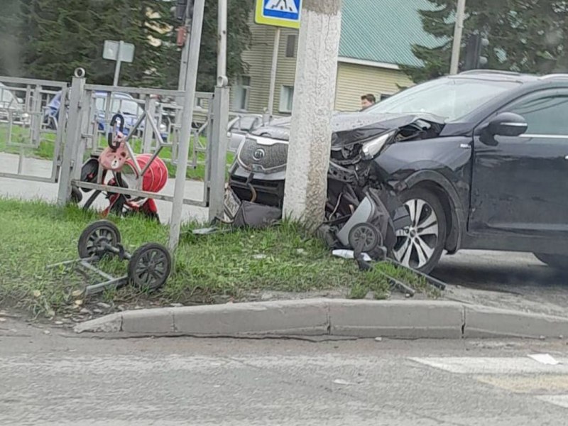 Женщину с двумя малышами сбили на тротуаре в Бердске