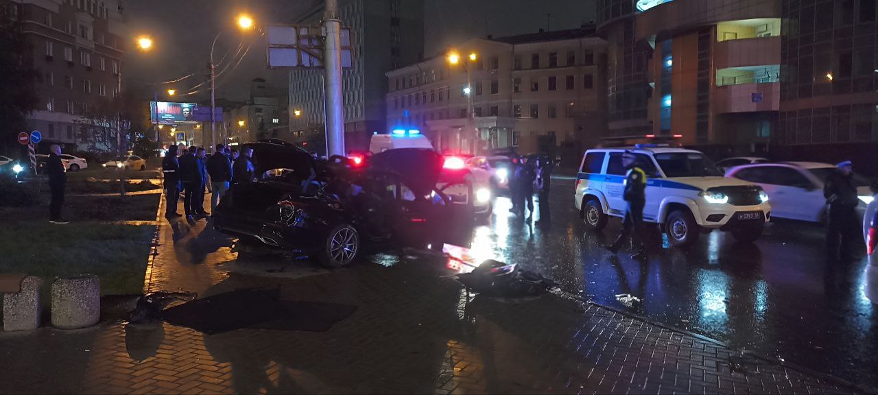 &laquo;Мерседес&raquo; влетел в столб в центре Новосибирска: водитель погиб