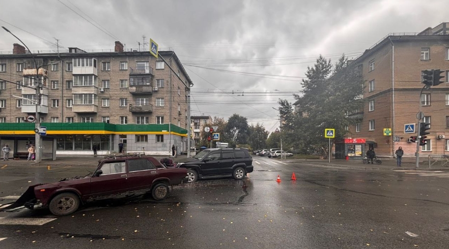 Четверо детей пострадали в аварии с двумя легковушками в Новосибирске
