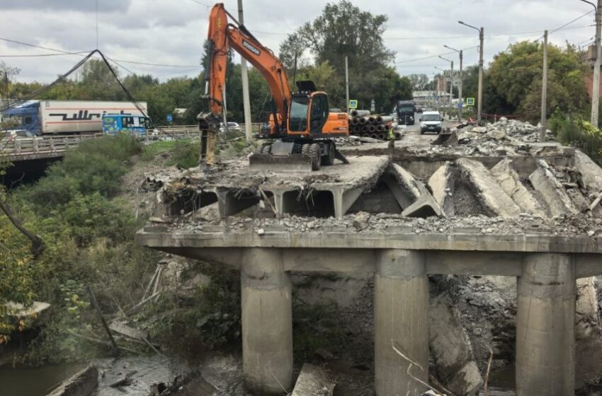 В Новосибирске стартовал демонтаж аварийного моста через реку Тула