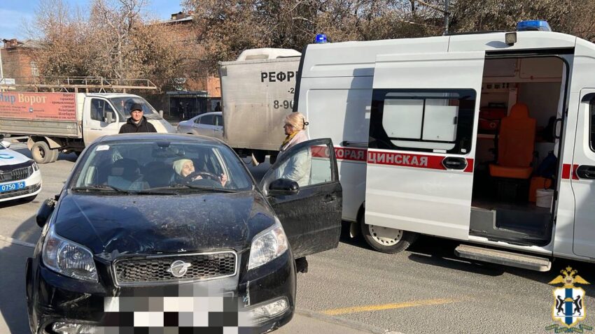 В Новосибирске 76-летняя автолюбительница сбила на остановке двух