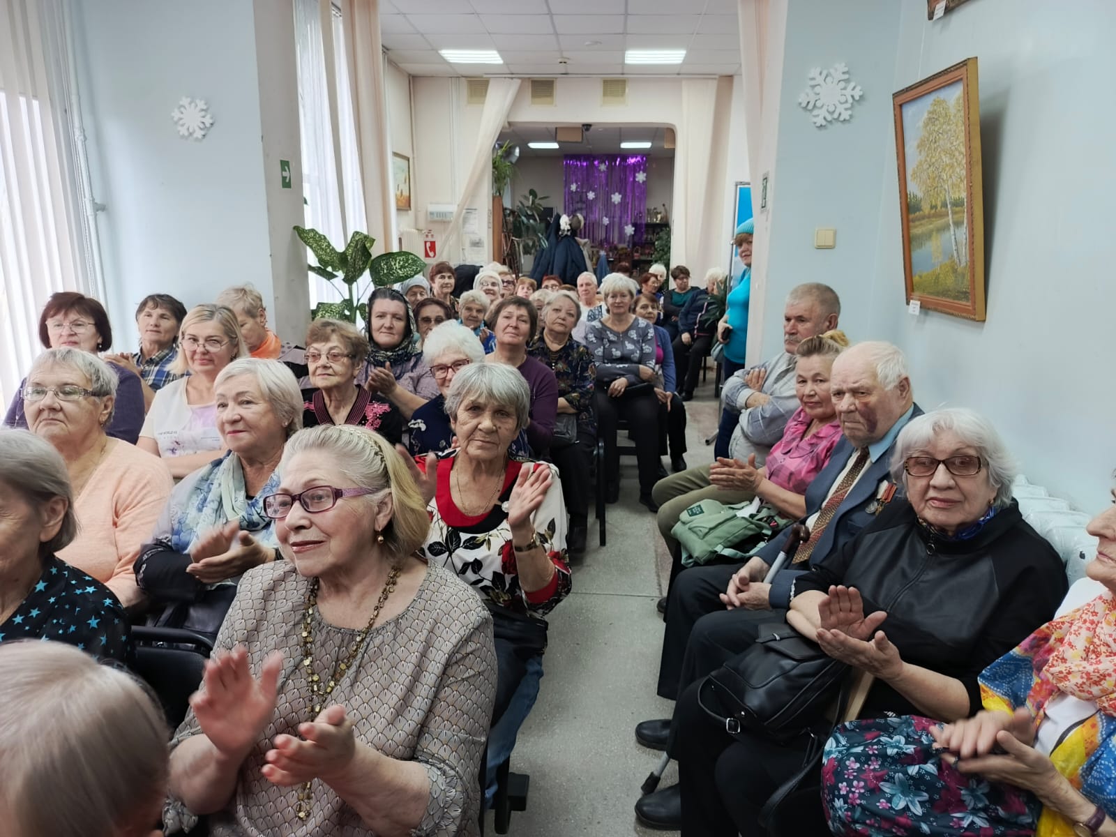 Ветеранов ОбьГЭСа порадовали концертом в День бабушек и дедушек