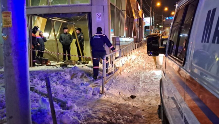 В Новосибирске «Тойота» влетела в вестибюль станции метро