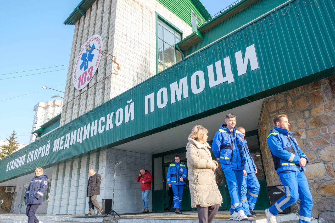 В Новосибирске открыли памятник автомобилю скорой помощи
