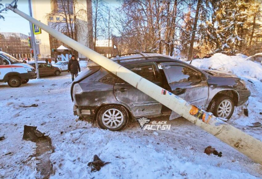 «Лексус» снёс световую опору на улице Пирогова в Академгородке
