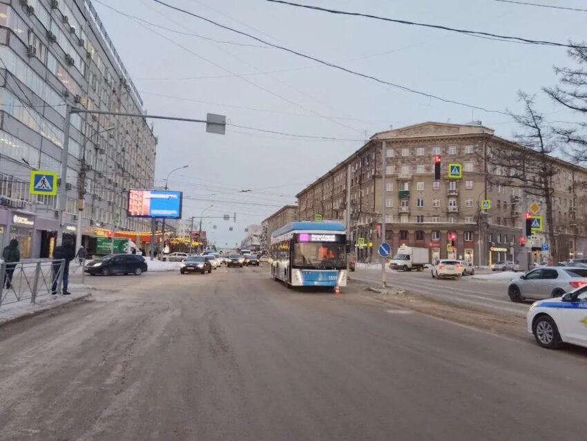 Мужчину и двух детей сбили на переходах Новосибирска за утро пятницы