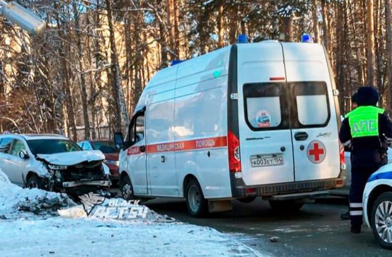 &laquo;Лексус&raquo; снёс световую опору на улице Пирогова в Академгородке