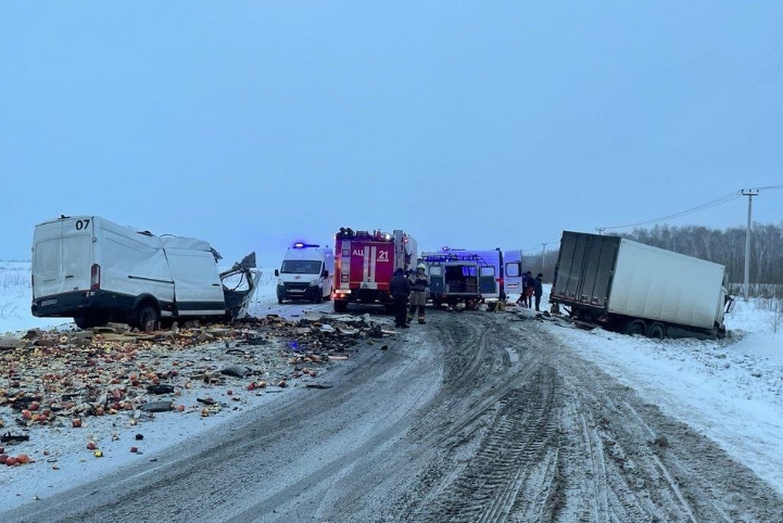 Под Новосибирском в жёсткой аварии с фурой погиб водитель «Форда»