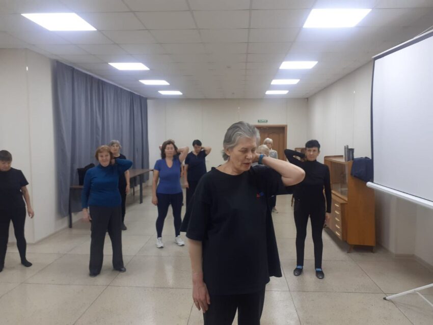 В новосибирском Академгородке пенсионеров учат оздоровительным