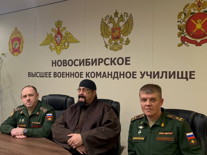 Актер Стивен Сигал посетил Новосибирское высшее военное командное