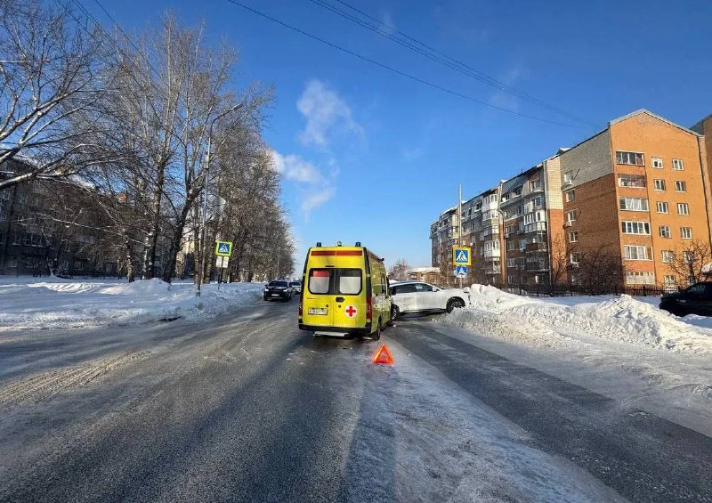 Двое медработников пострадали в ДТП со «скорой» в Новосибирске