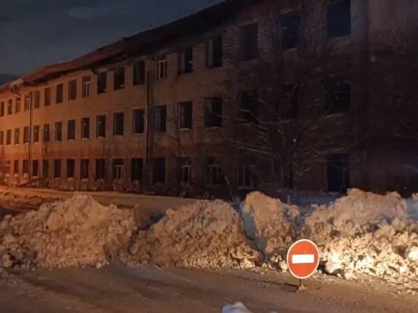 Улицу в Новосибирске перекрыли из-за угрозы обрушения заброшенного