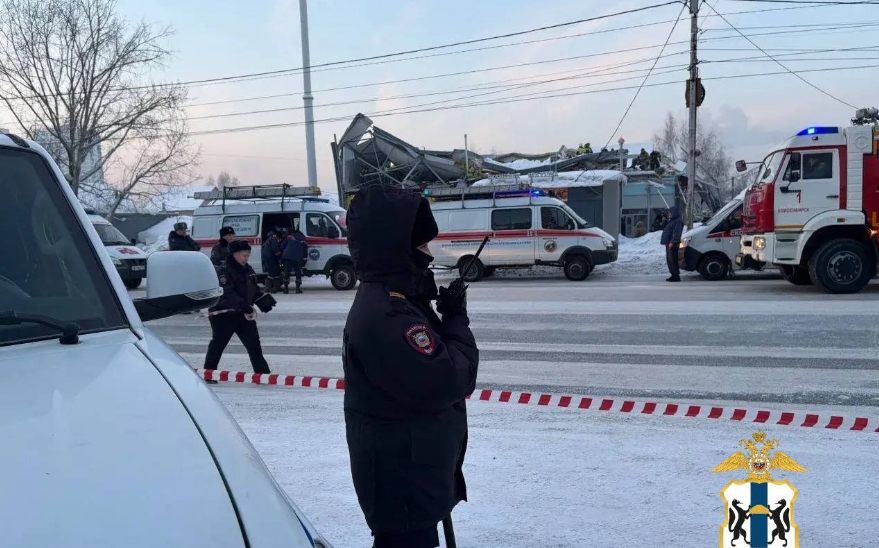Крыша торгового центра рухнула в Новосибирске: что известно о ЧП на