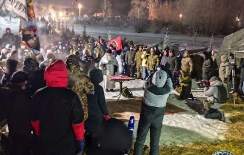 Спасатели убрали опасную прорубь на карьере в Новосибирске перед