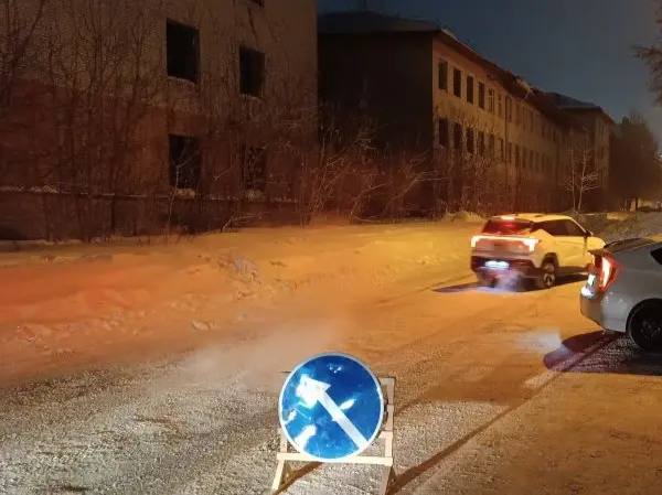 Улицу в Новосибирске перекрыли из-за угрозы обрушения заброшенного