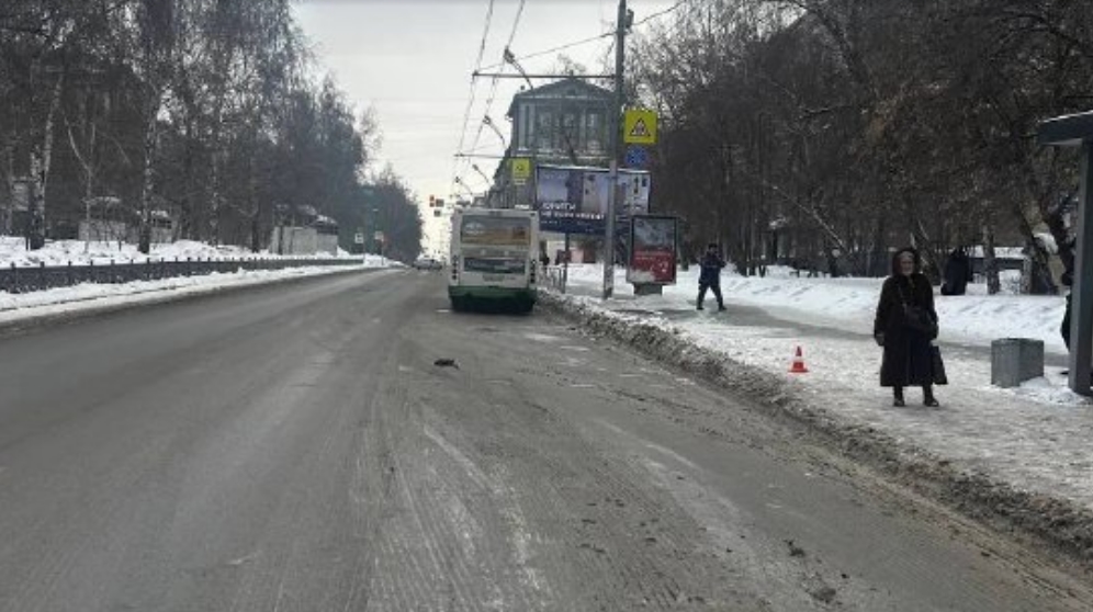 Снова открытые двери: в Новосибирске из автобуса выпала девочка