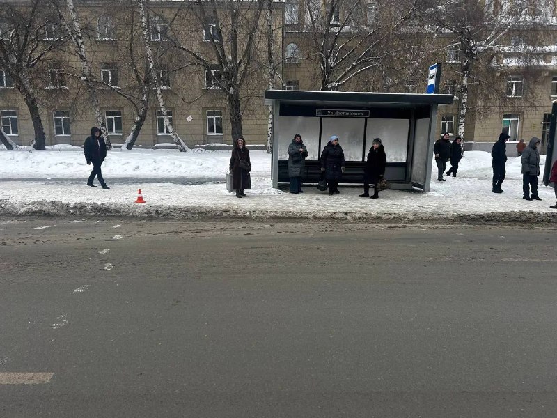 Снова открытые двери: в Новосибирске из автобуса выпала девочка