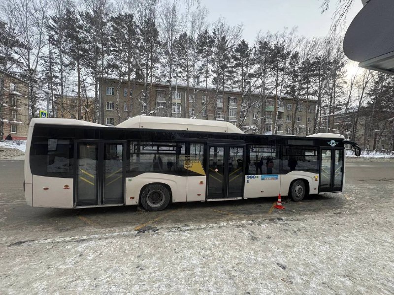 Автобус маршрута 23 сбил девочку на остановке в Академгородке